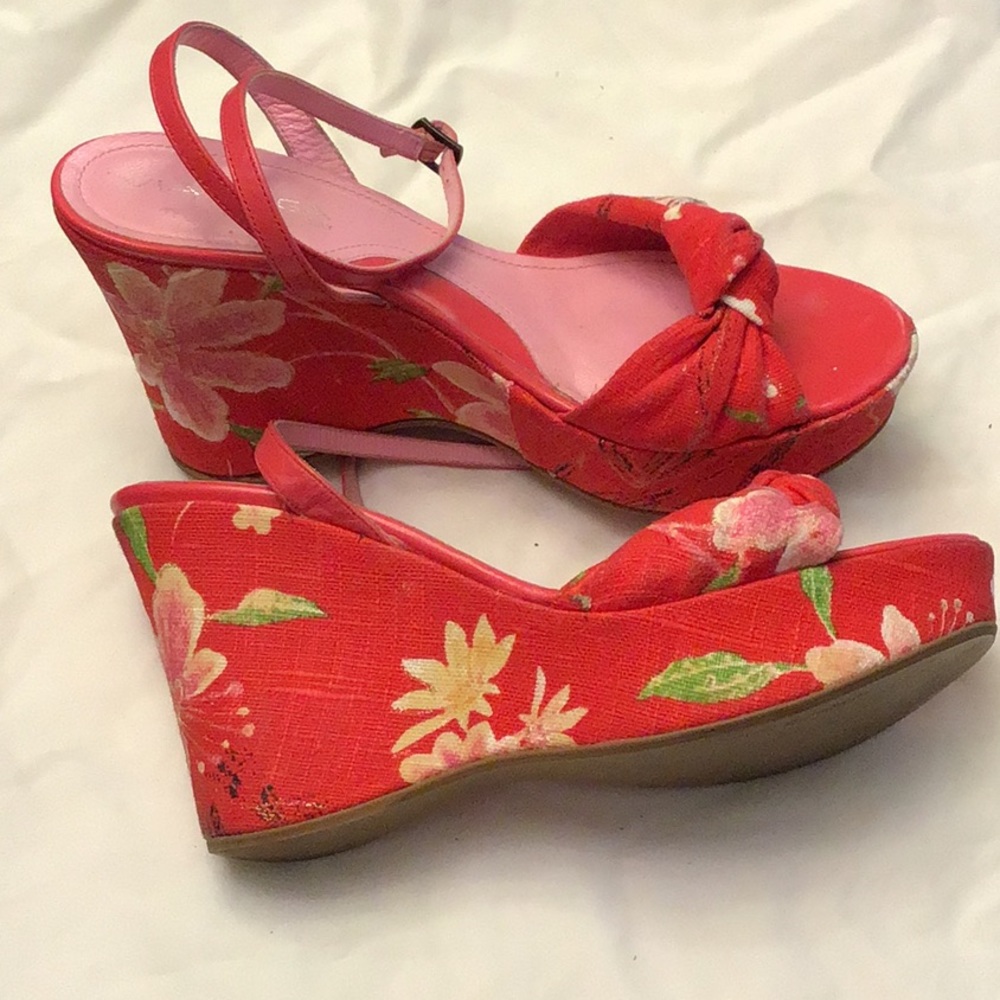 Floral wedge